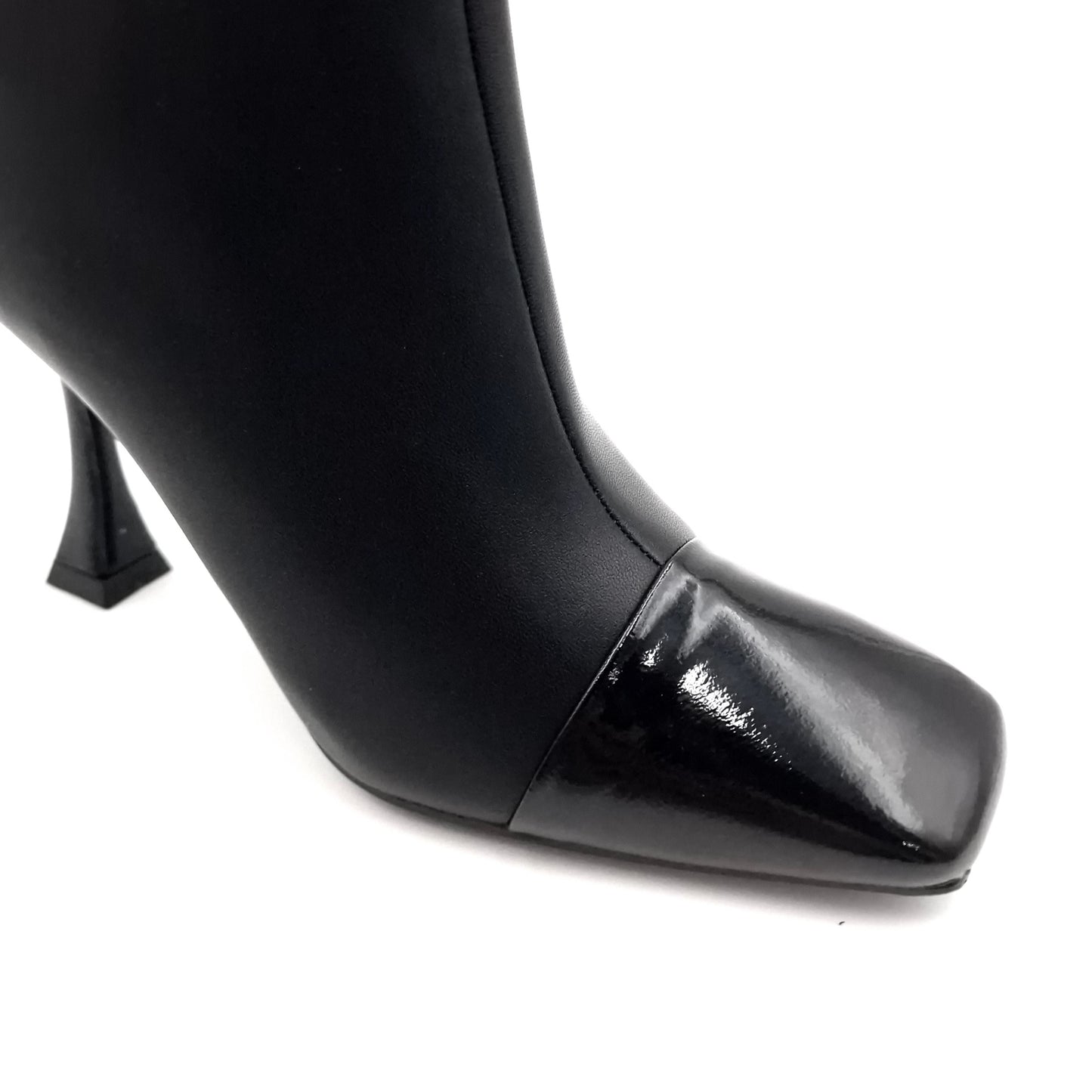 Tronchetto in Pelle Nero punta quadra