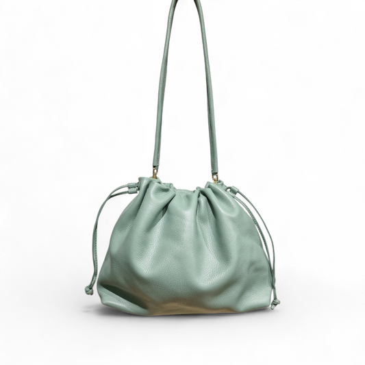 Borsa donna a sacchetto in pelle morbida con tracolla, design artigianale con chiusura a coulisse