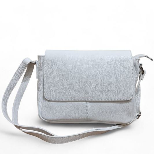 Borsa donna a mano elegante in pelle dollaro cipria con chiusura dorata a girello e tracolla, artigianato italiano.