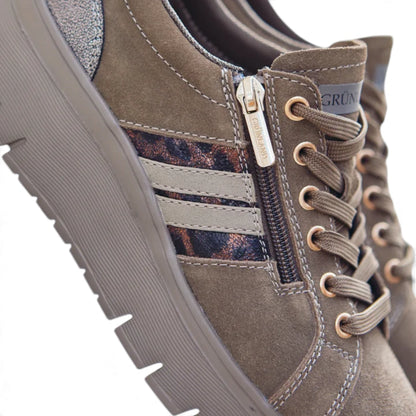 Sneakers Donna Grunland in Pelle Scamosciata Taupe con Zip - Fondo Flessibile ed Ergonomico