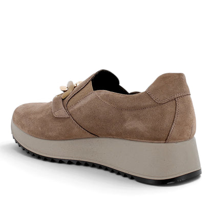 Mocassino Donna Enval in Pelle Scamosciata Fango con accessorio