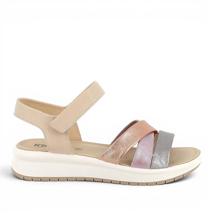 Sandalo sportivo donna Igi&Co beige con fasce multicolor metallizzate, sottopiede imbottito in pelle e chiusura a strappo, fondo leggero flessibile.