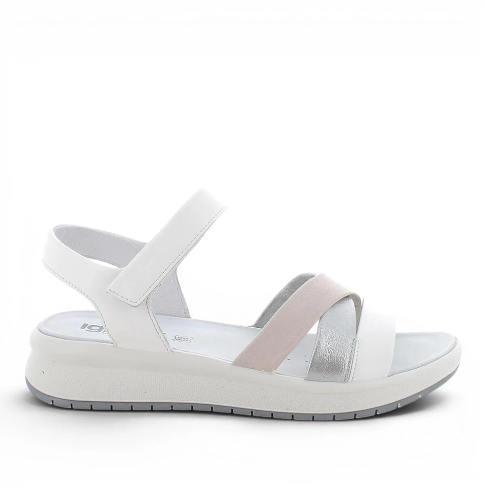Sandalo sportivo donna Igi&Co bianco con fasce argento e rosa, sottopiede imbottito in pelle e chiusura a strappo, fondo leggero flessibile.