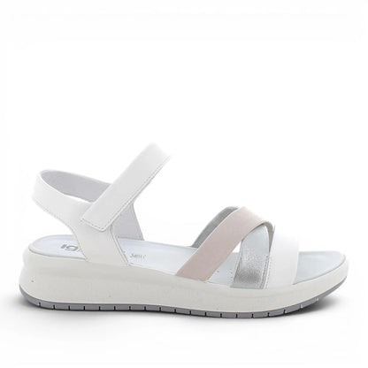 Sandalo sportivo donna Igi&Co bianco con fasce argento e rosa, sottopiede imbottito in pelle e chiusura a strappo, fondo leggero flessibile.