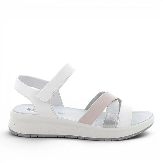 Sandalo sportivo donna Igi&Co bianco con fasce argento e rosa, sottopiede imbottito in pelle e chiusura a strappo, fondo leggero flessibile.