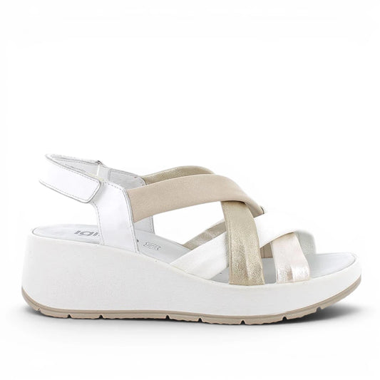 Sandalo donna Igi&Co bianco e platino con zeppa 5,5 cm, fasce in pelle morbide e sottopiede imbottito, scarpa estiva comoda.