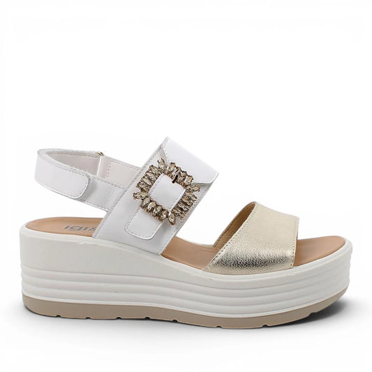 andalo donna Igi&Co bianco e platino con zeppa alta, fibbia gioiello con cristalli e doppia regolazione a strappo.