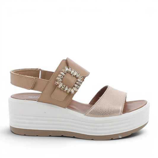 Sandalo donna Igi&Co beige e bronzo con zeppa, dettaglio spilla gioiello e chiusura velcro regolabile, sottopiede in pelle