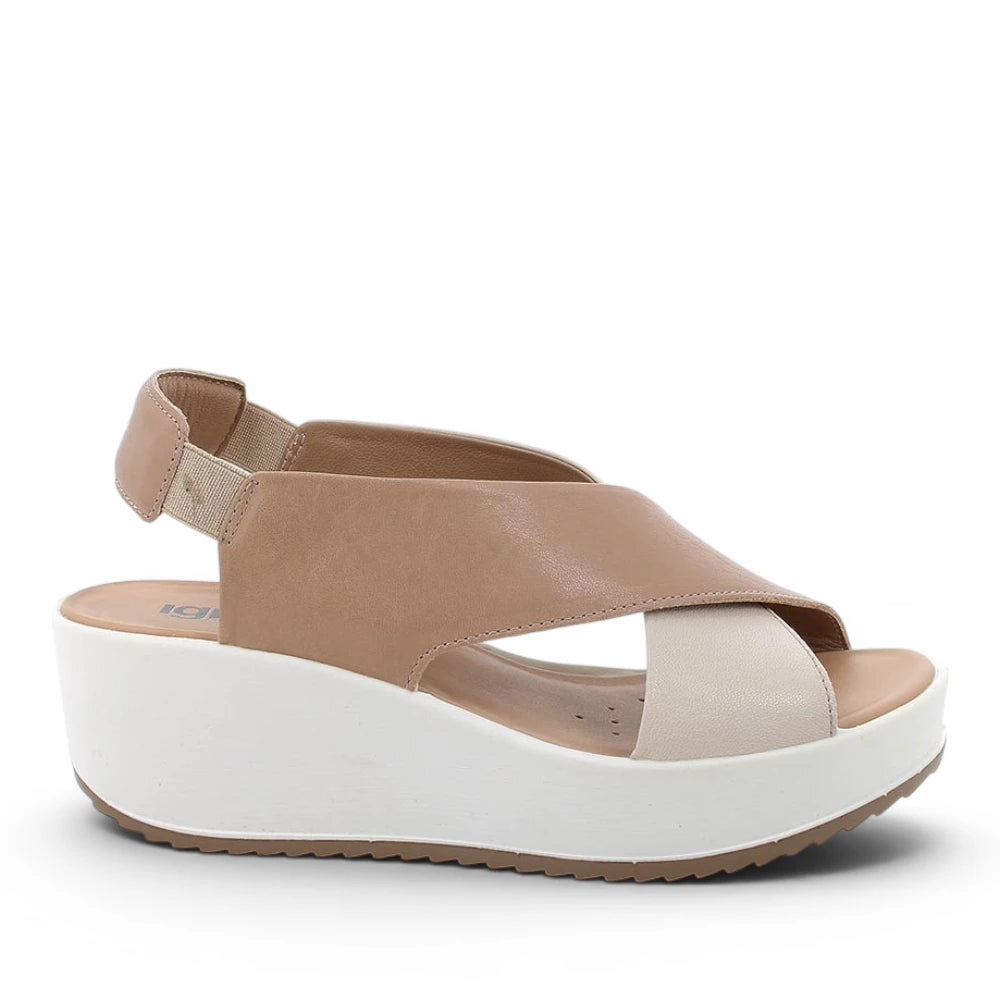 Sandalo donna Igi&Co beige e fango in morbida pelle, zeppa bianca comoda e cinturino elastico, sottopiede imbottito in pelle.