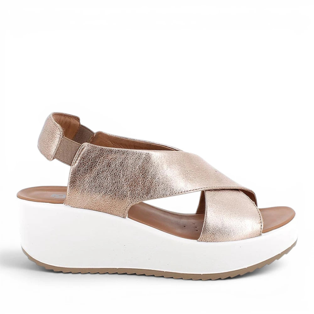 Sandalo donna Igi&Co bronzo in morbida pelle, zeppa bianca comoda e cinturino elastico, sottopiede imbottito in pelle