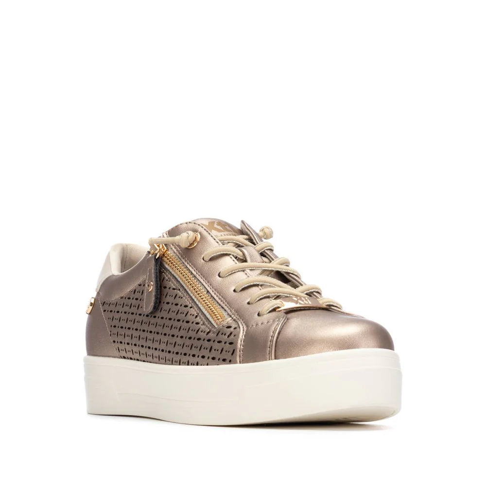 Sneakers Donna XTI Oro con Zip e Tomaia Traforata