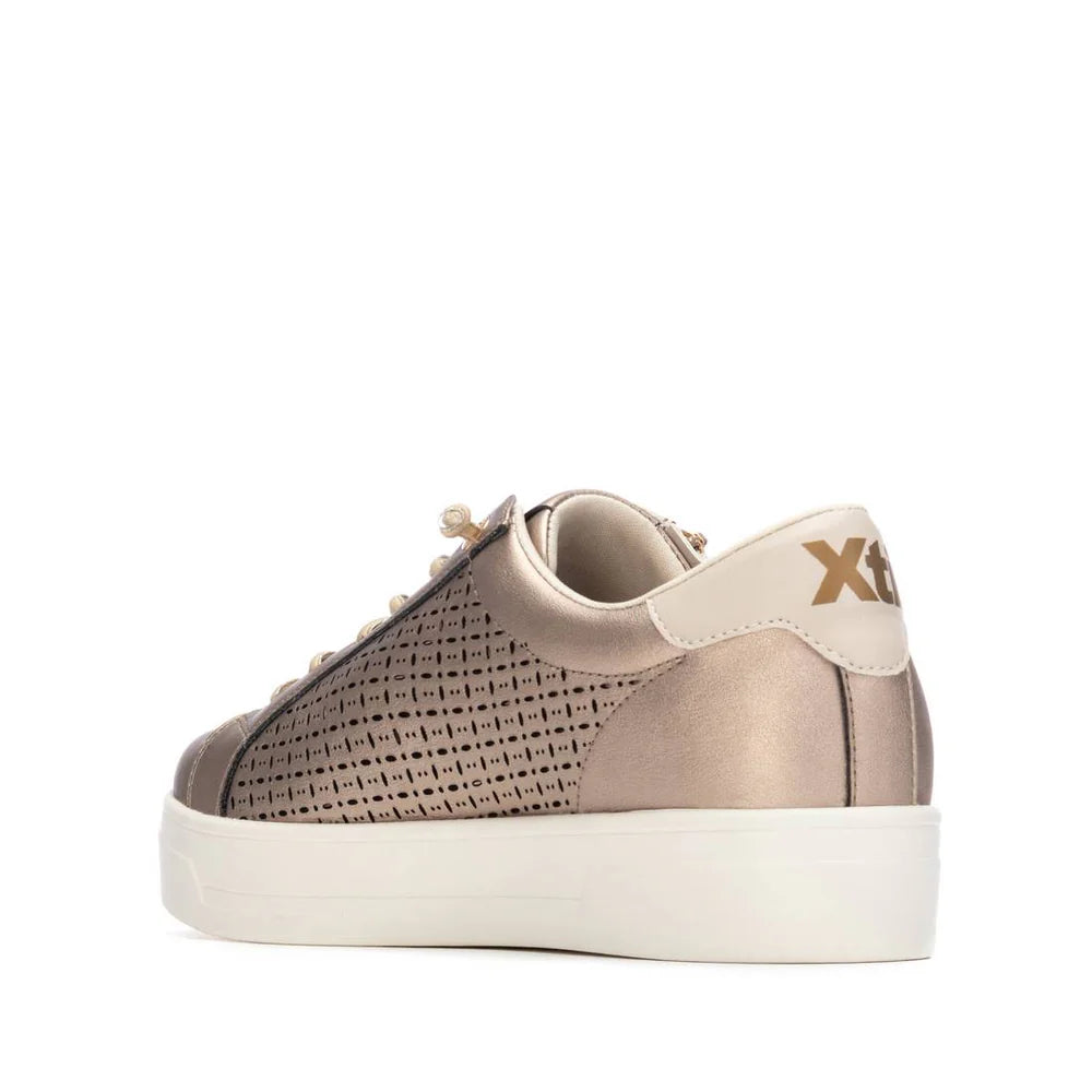 Sneakers Donna XTI Oro con Zip e Tomaia Traforata