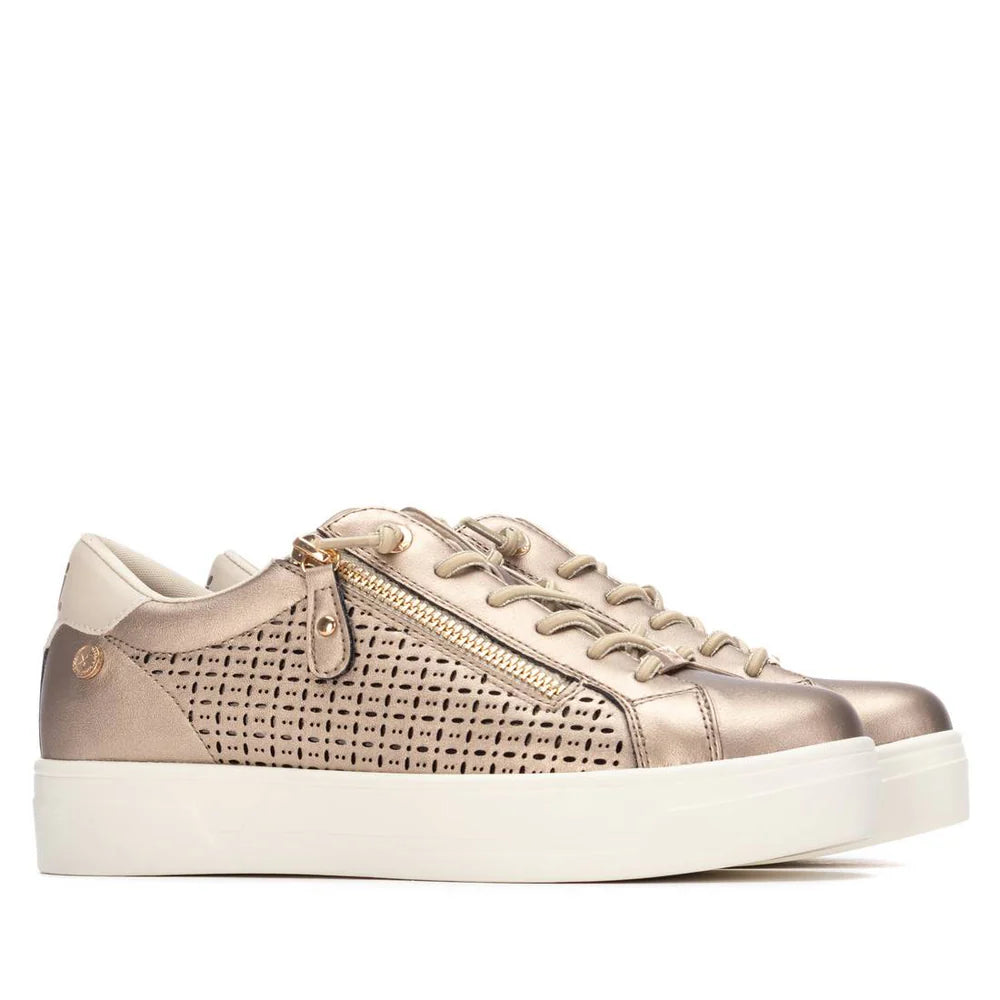 Sneakers Donna XTI Oro con Zip e Tomaia Traforata
