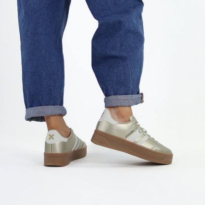 Sneakers Donna XTI Oro con riporti Bianco