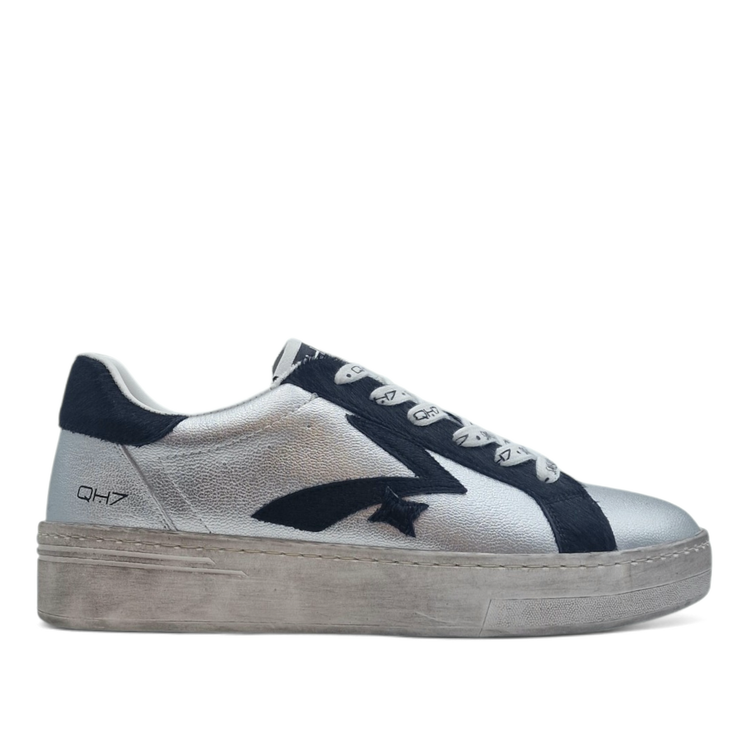 Sneaker donna Queen Helena argento in pelle laminata con stella laterale nera e suola alta con effetto vintage invecchiato.