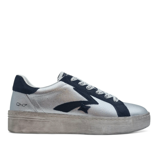 Sneaker donna Queen Helena argento in pelle laminata con stella laterale nera e suola alta con effetto vintage invecchiato.
